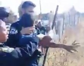  فيديو: الشرطة تعتدي على فتى من اللد خلال وقفة تضامنية مع عائلة أبو كشك 